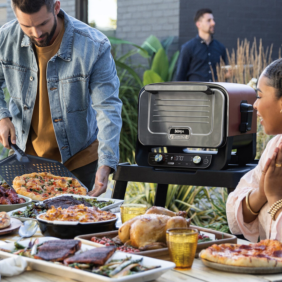 ninja woodfire elektrische buitenoven pizzamaker en barbecue-smoker oo101uk